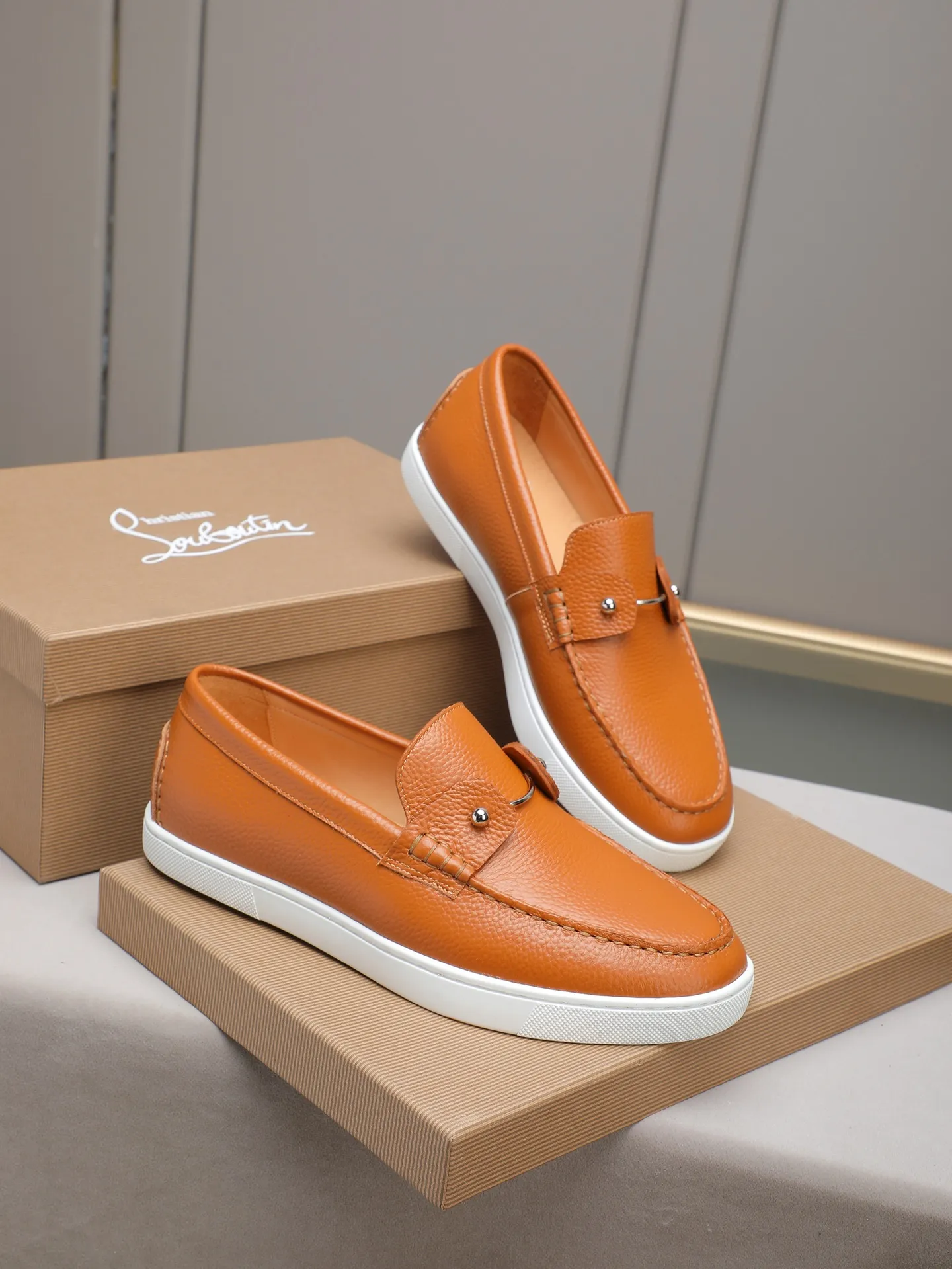 PP480 Christian Louboutin (red-soled shoes) Italian men's casual sneakers are shipped! Each pair of shoes from this Italian handmade shoe brand has a simple and classic design, which is very comfortable and versatile! The upper fabric of this shoe is made of imported cowhide, with high-end and comfortable cowhide lining! The outsole is made of original rubber bottom sheets and is lined with cowhide! Brand-specific mold-opening foot bed, exclusive private mold control! Original box packaging! 39 40 41 42 43 44 (38 45 46 customized)